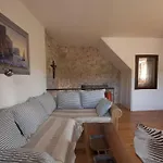 Stone House Na Rudini 度假居 兹拉林