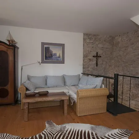 Stone House Na Rudini 別荘 ズラリン