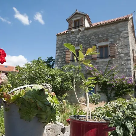 Stone House Na Rudini