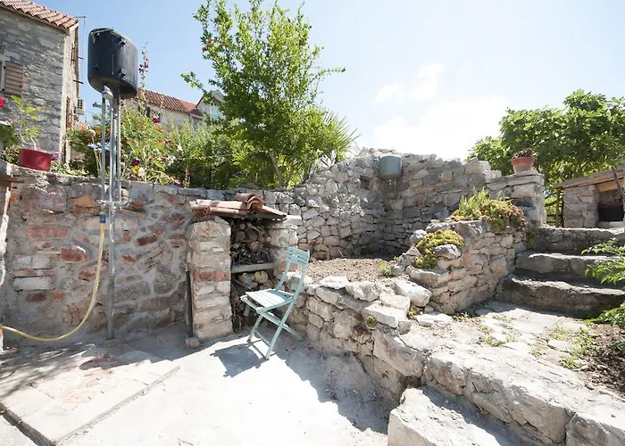 Stone House Na Rudini בית נופש