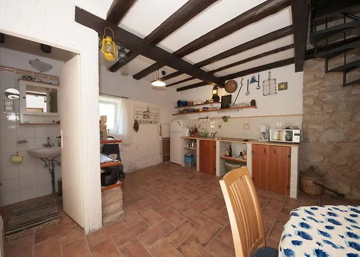 Stone House Na Rudini בית נופש *